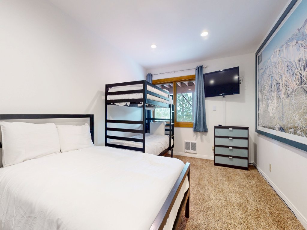 Lakeview Villas #09 Vacation Rental in Mammoth Lakes - RedAwning