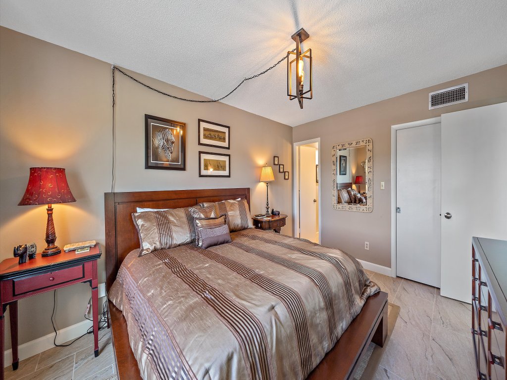 Salty Soldi Vacation Rental in Siesta Key - RedAwning