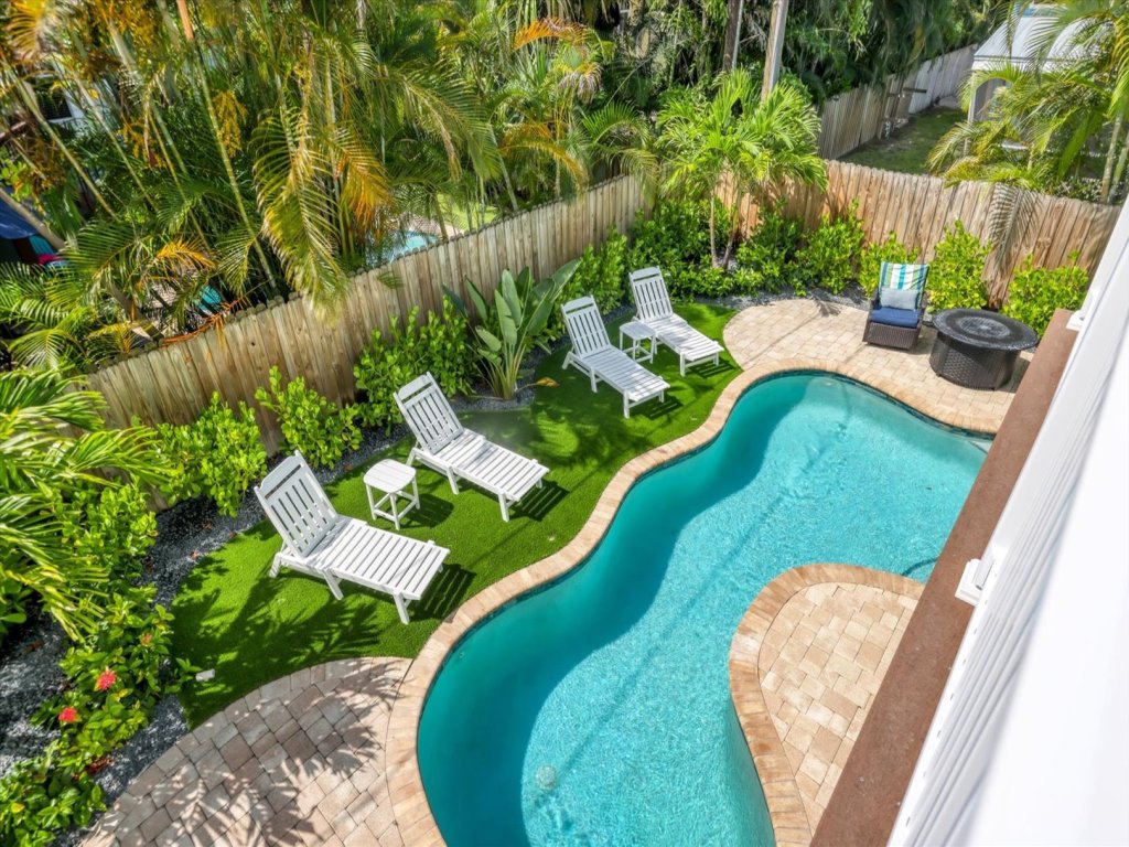 Aqua Vista Vacation Rental in Holmes Beach - RedAwning