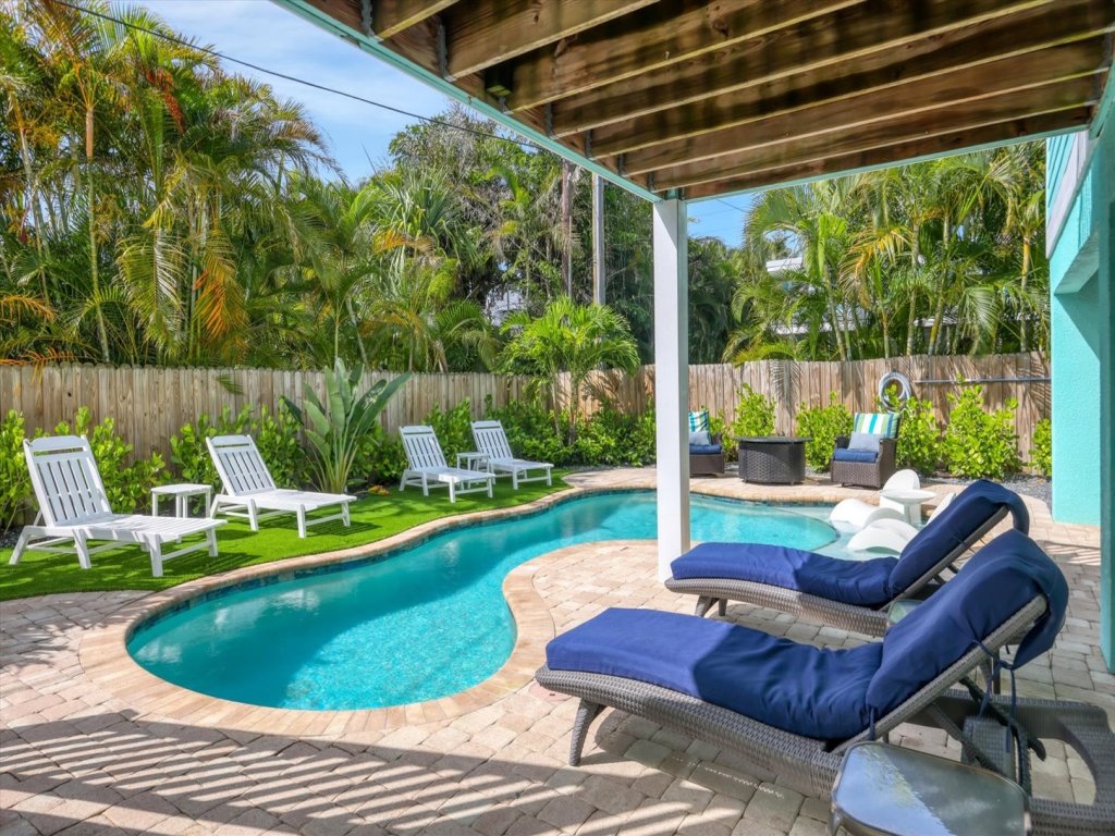 Aqua Vista Vacation Rental in Holmes Beach - RedAwning
