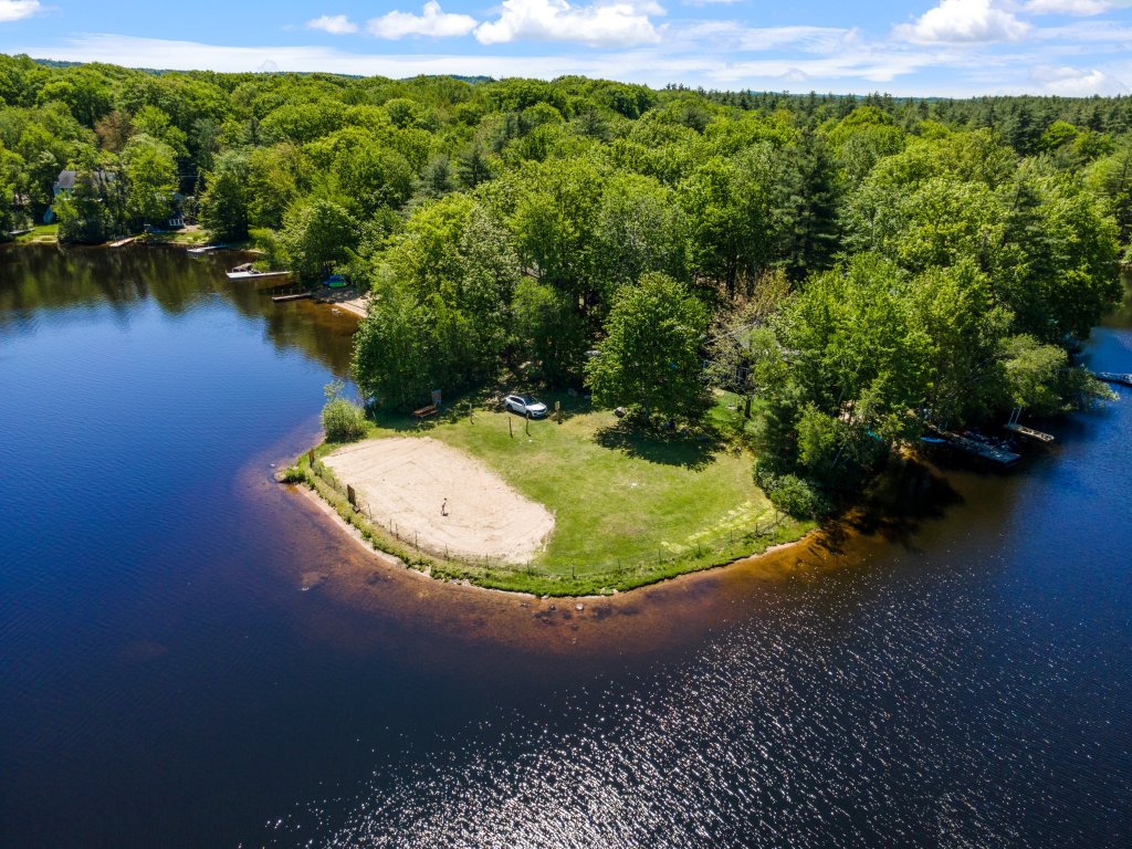 Idyllic Lakeside Getaway Vacation Rental in New Hampshire - RedAwning