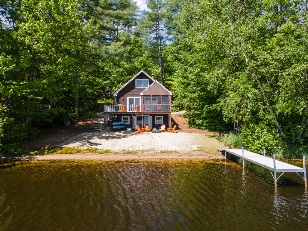 Idyllic Lakeside Getaway Vacation Rental in New Hampshire - RedAwning