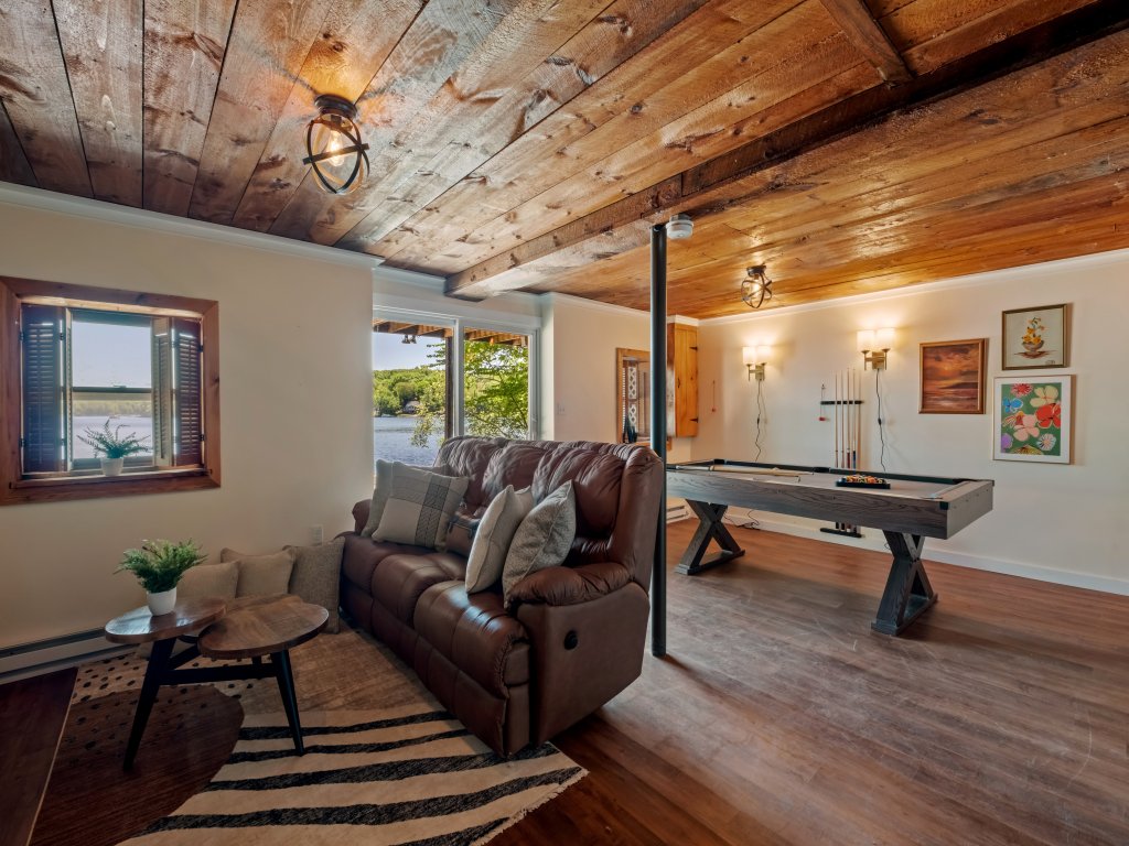 Idyllic Lakeside Getaway Vacation Rental in New Hampshire - RedAwning