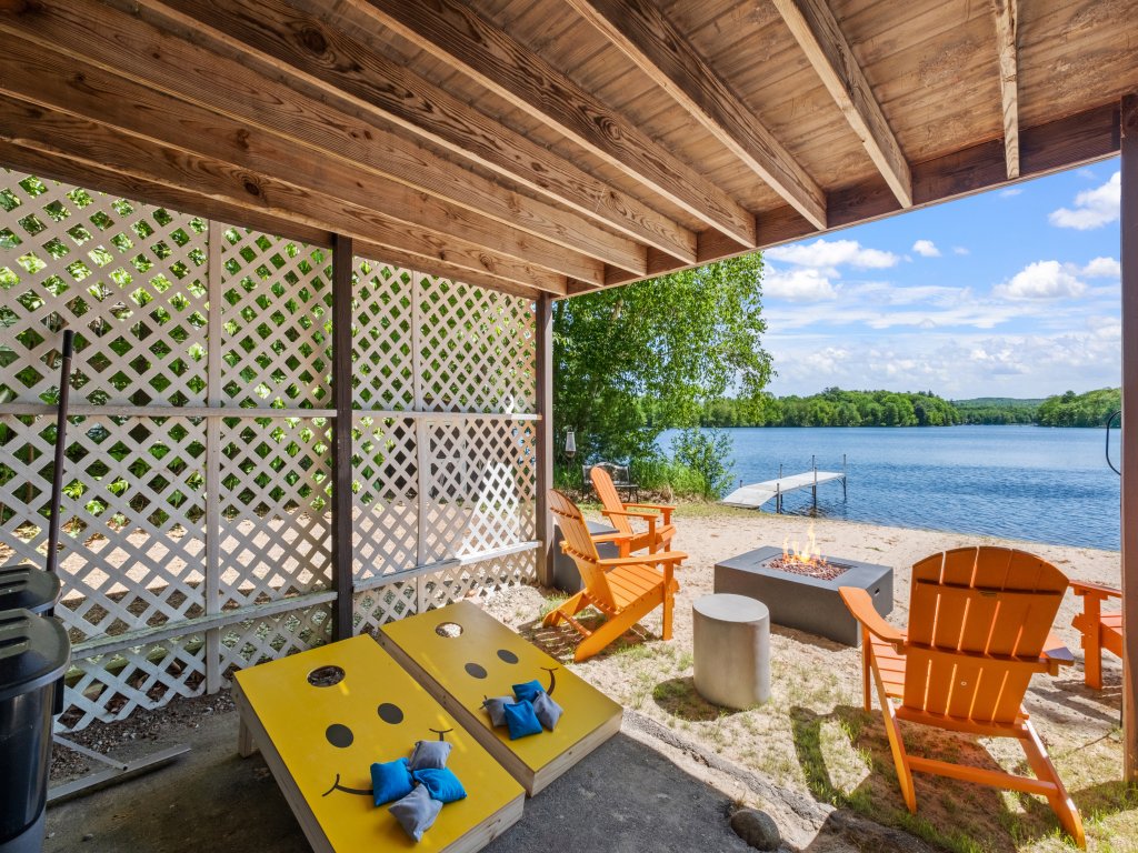 Idyllic Lakeside Getaway Vacation Rental in New Hampshire - RedAwning