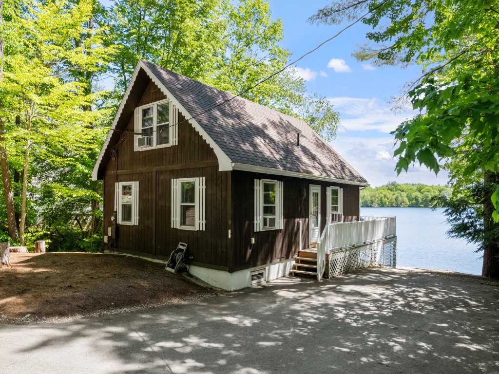 Idyllic Lakeside Getaway Vacation Rental in New Hampshire - RedAwning