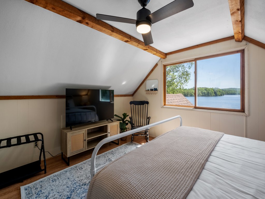 Idyllic Lakeside Getaway Vacation Rental in New Hampshire - RedAwning