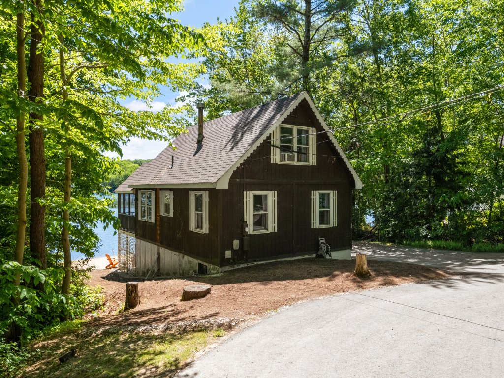Idyllic Lakeside Getaway Vacation Rental in New Hampshire - RedAwning