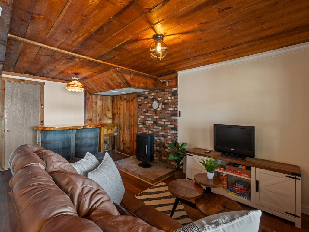 Idyllic Lakeside Getaway Vacation Rental in New Hampshire - RedAwning