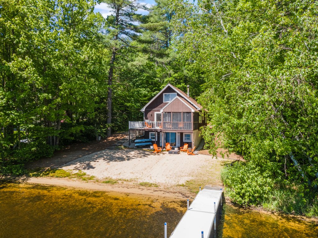 Idyllic Lakeside Getaway Vacation Rental in New Hampshire - RedAwning