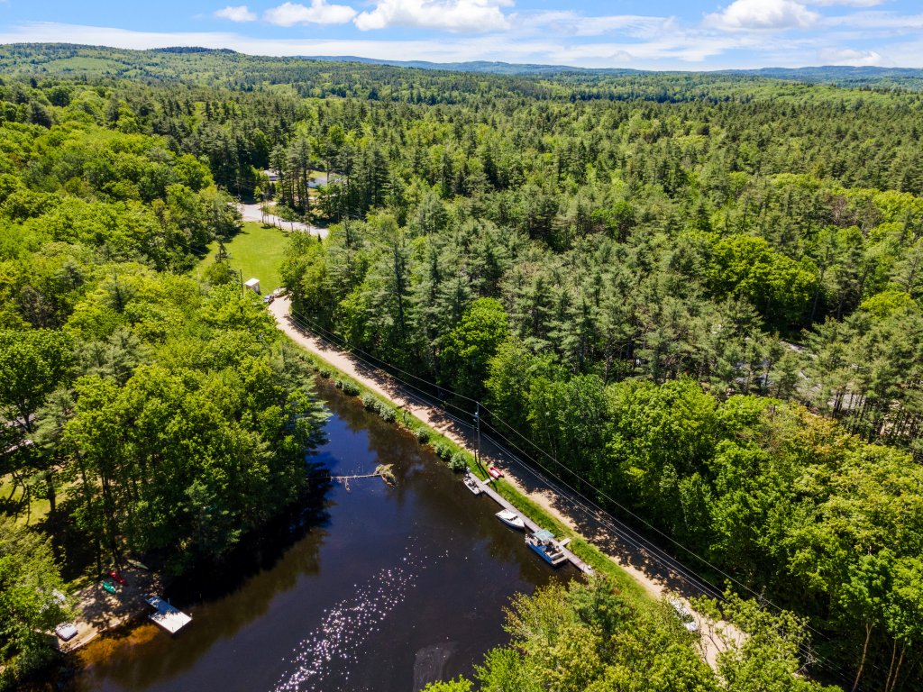 Idyllic Lakeside Getaway Vacation Rental in New Hampshire - RedAwning