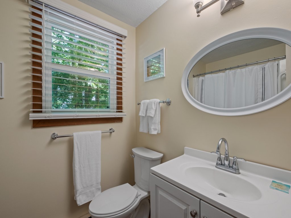 Idyllic Lakeside Getaway Vacation Rental in New Hampshire - RedAwning