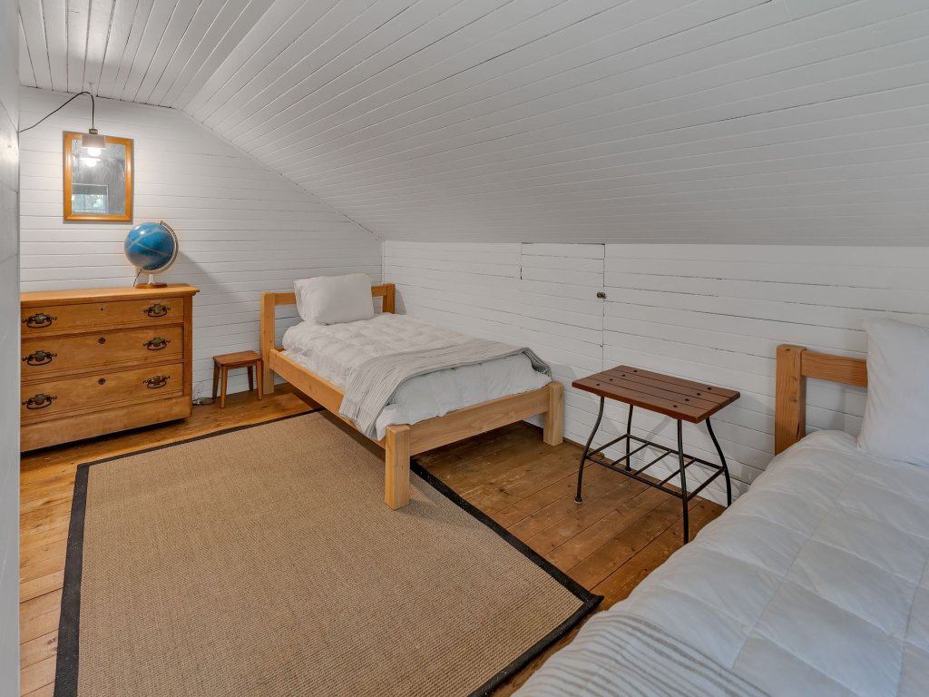 Rustic Farmhouse Vacation Rental in Maine - RedAwning