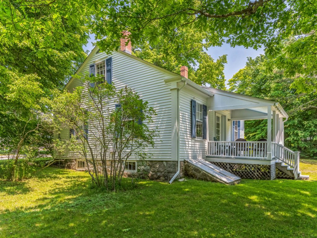 Rustic Farmhouse Vacation Rental in Maine - RedAwning