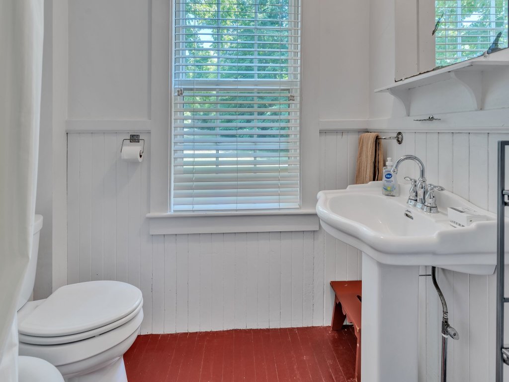 Rustic Farmhouse Vacation Rental in Maine - RedAwning