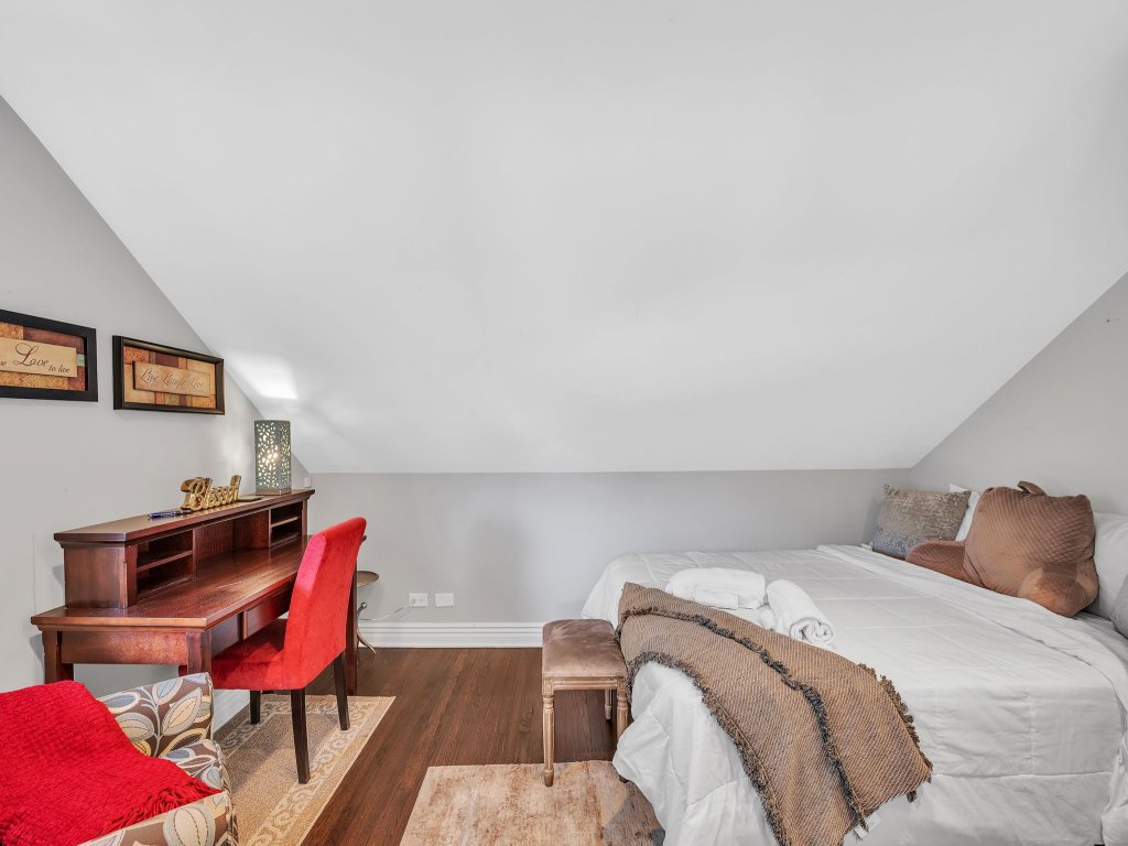 Serene & Charming 5BR Des Plaines Getaway Vacation Rental in Illinois - RedAwning