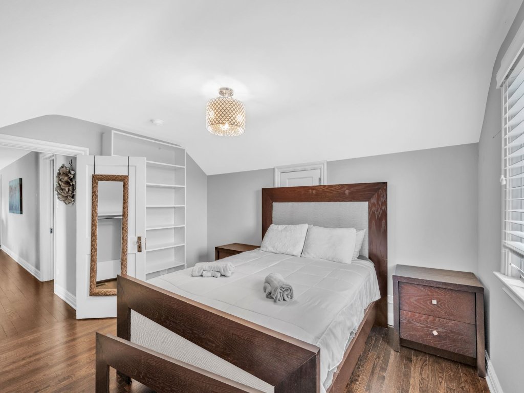 Serene & Charming 5BR Des Plaines Getaway Vacation Rental in Illinois - RedAwning