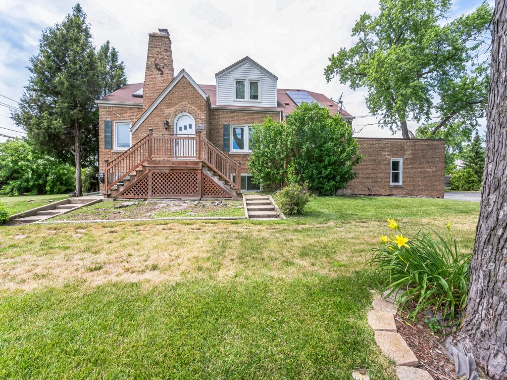 Serene & Charming 5BR Des Plaines Getaway Vacation Rental in Illinois - RedAwning