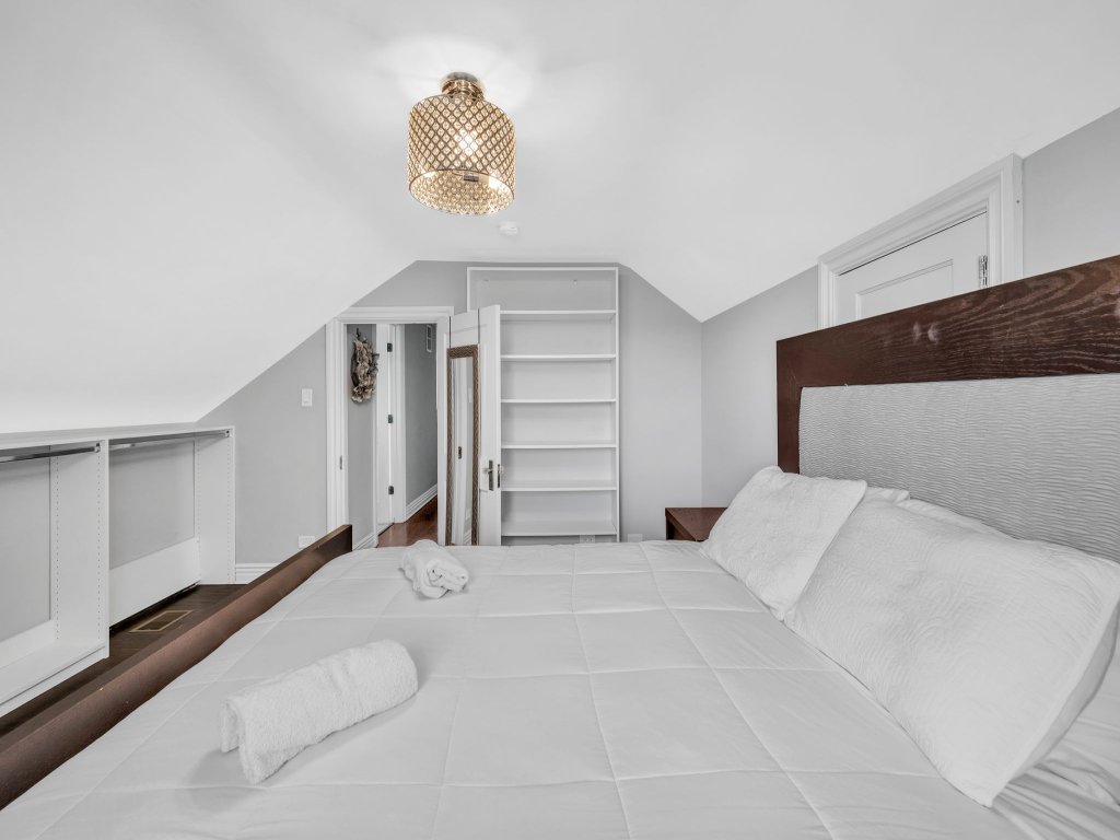 Serene & Charming 5BR Des Plaines Getaway Vacation Rental in Illinois - RedAwning