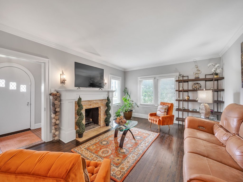Serene & Charming 5BR Des Plaines Getaway Vacation Rental in Illinois - RedAwning