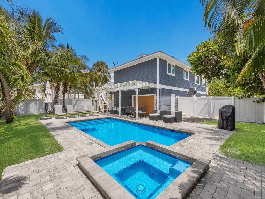 Sea La Vie Vacation Rental in Anna Maria - RedAwning