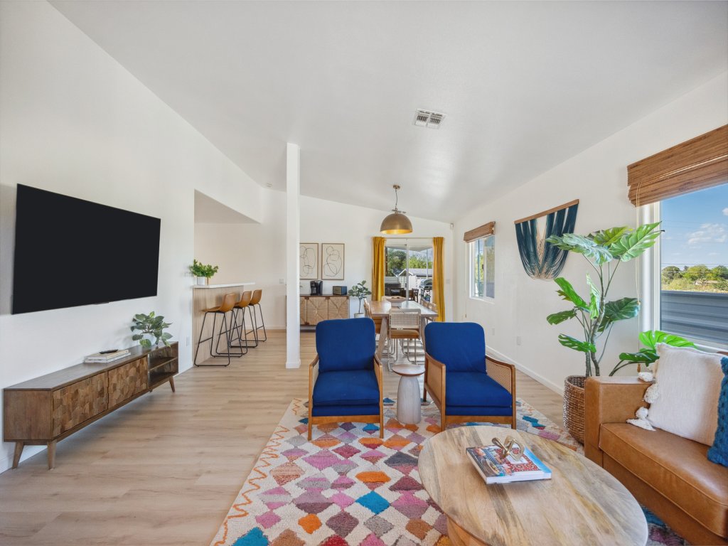 Tangerine House - Hot Tub, Fire Pit, BBQ! Vacation Rental in California - RedAwning