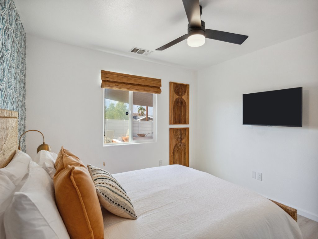 Tangerine House - Hot Tub, Fire Pit, BBQ! Vacation Rental in California - RedAwning