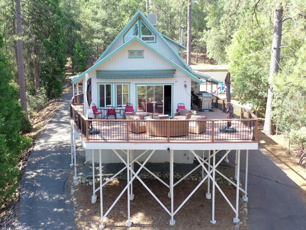 Yosemite Gateway Cabin | Valley Views, Sleeps 10 Vacation Rental in California - RedAwning