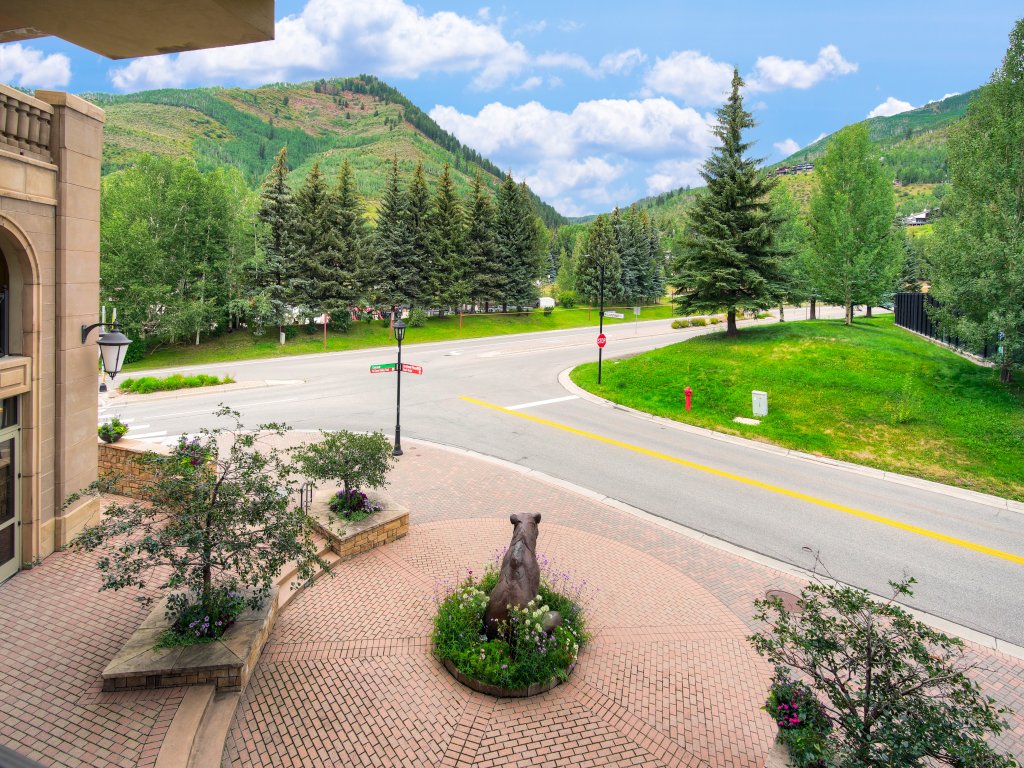 Remodeled 3 Bedroom Valley View at Ritz Carlton Vacation Rental in Vail - RedAwning