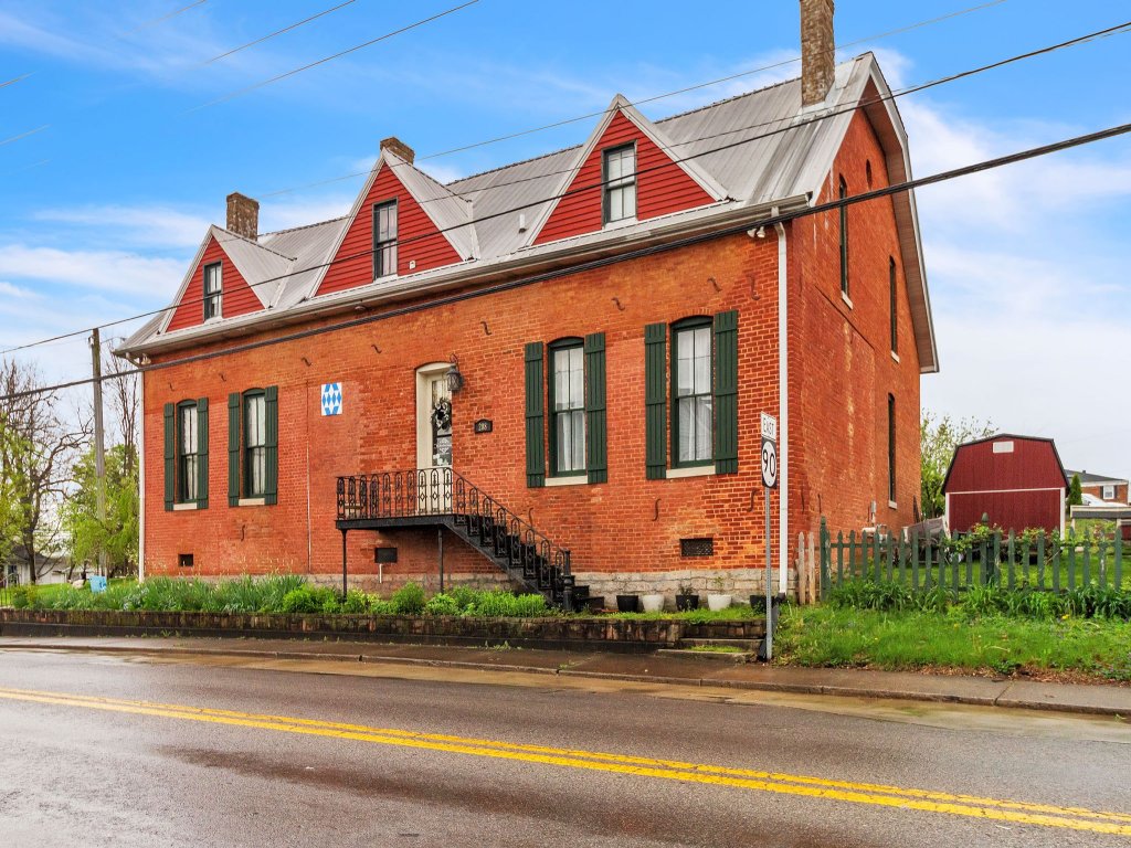 America Room at Main Street Bed & Breakfast Vacation Rental in Kentucky - RedAwning