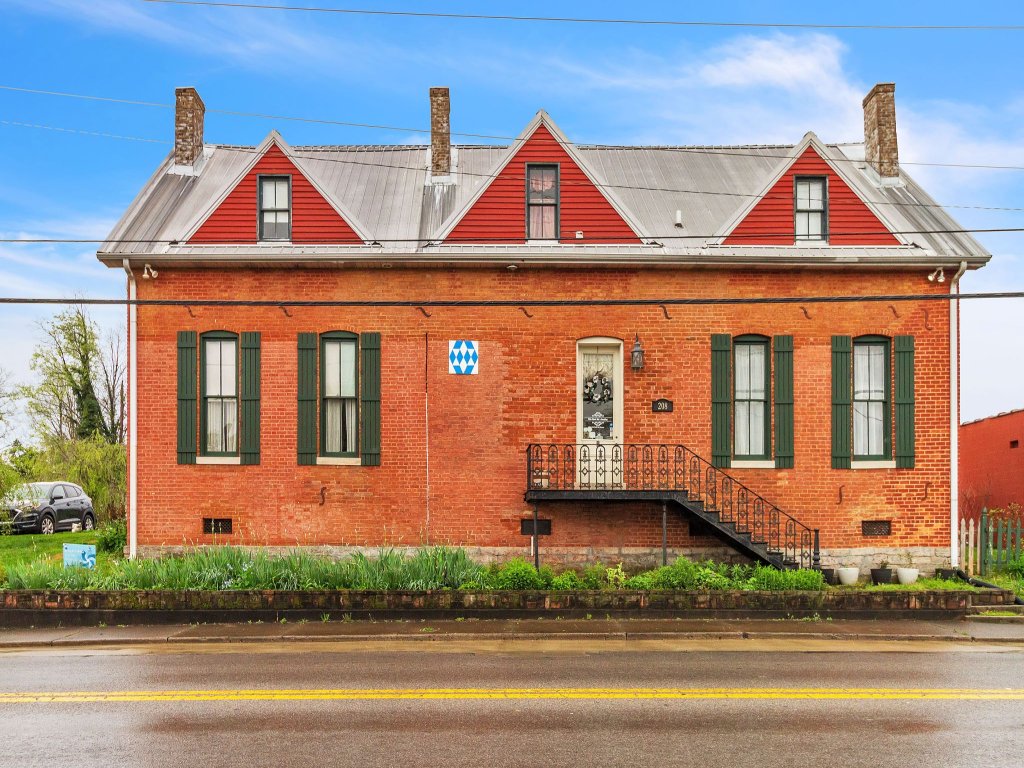 America Room at Main Street Bed & Breakfast Vacation Rental in Kentucky - RedAwning
