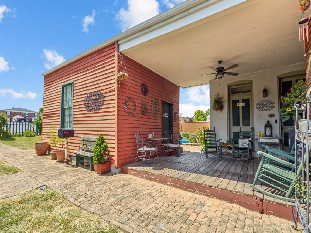 Greer Room at Main Street Bed & Breakfast Vacation Rental in Kentucky - RedAwning