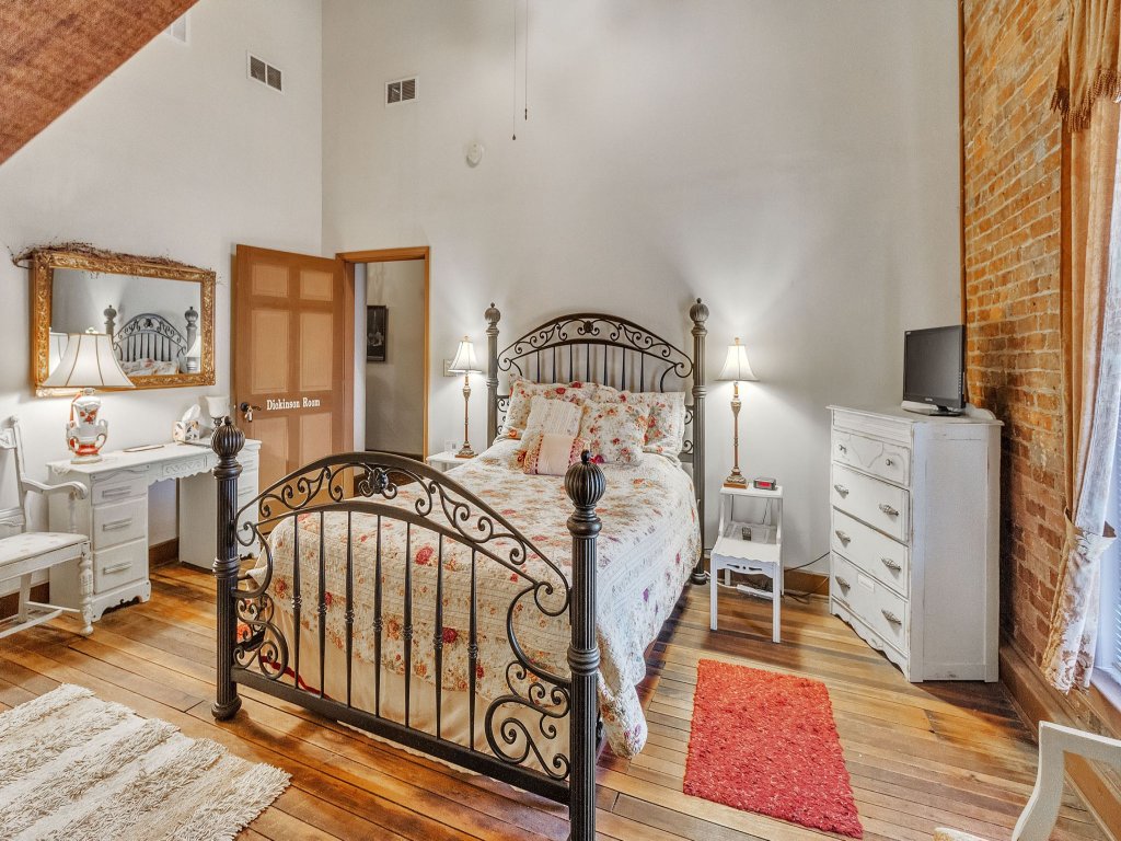 ​Dickinson Room at Main Street Bed & Breakfast Vacation Rental in Kentucky - RedAwning