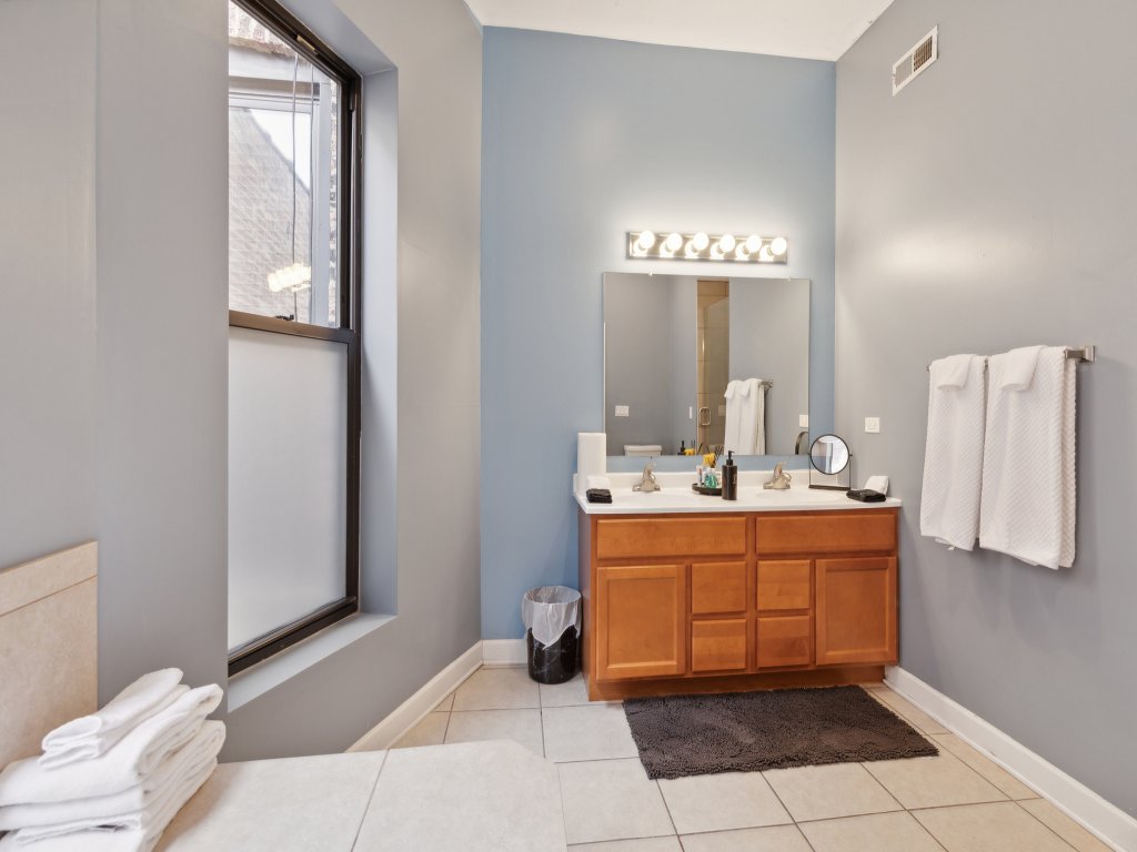 Spacious 4BR Condo | Pool Table | Near McCormick Vacation Rental in Chicago - RedAwning