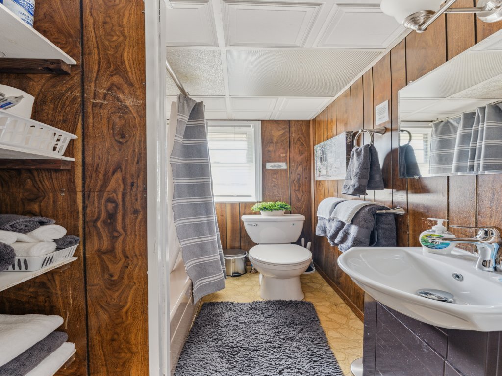 2BR Near Niagara Falls | Parking + WiFi Vacation Rental in New York - RedAwning