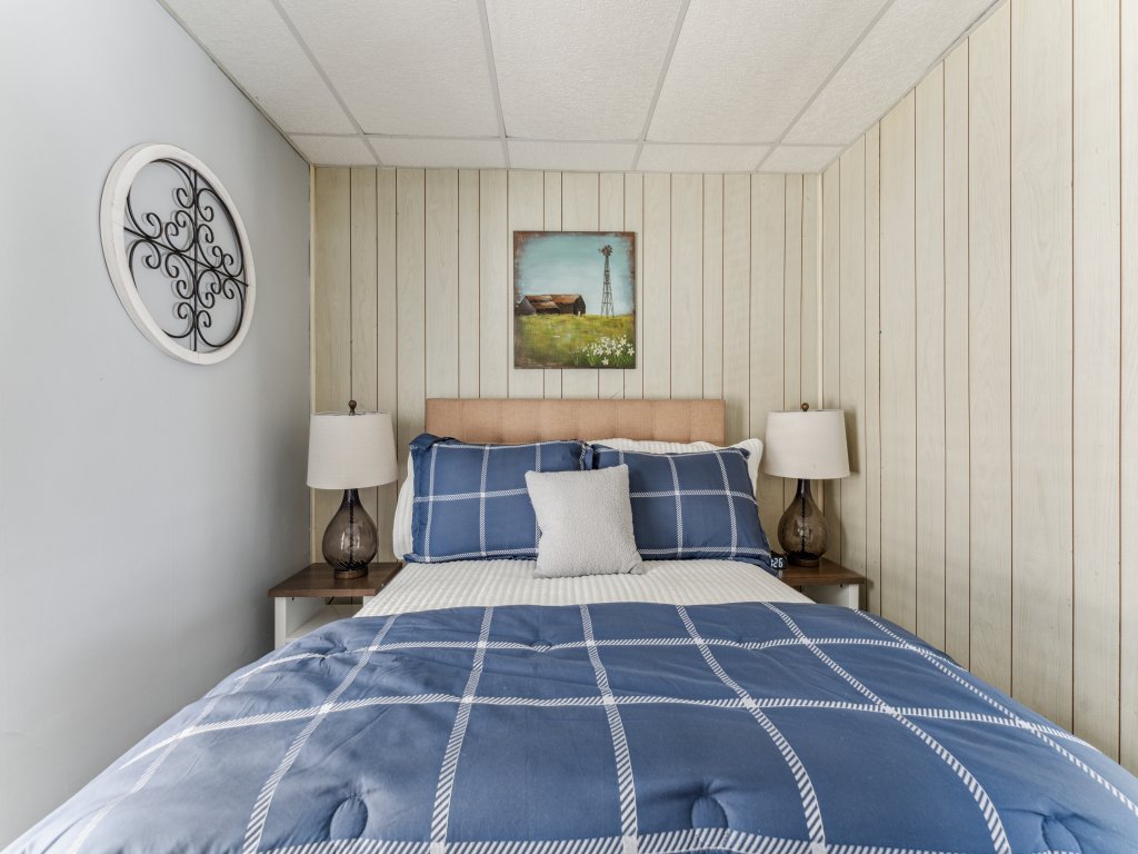 2BR Near Niagara Falls | Parking + WiFi Vacation Rental in New York - RedAwning