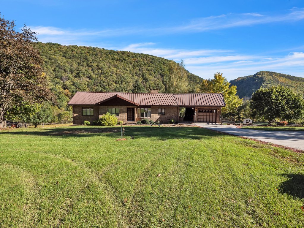 Bear Paw Lodge - 12 mins to Seneca Rocks Vacation Rental in West Virginia - RedAwning