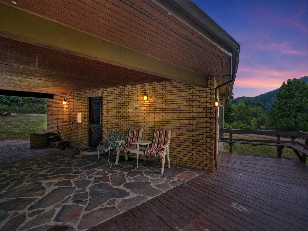 Bear Paw Lodge - 12 mins to Seneca Rocks Vacation Rental in West Virginia - RedAwning