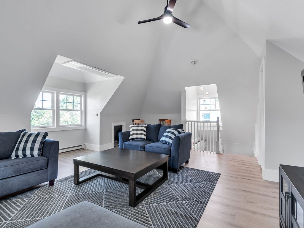 Cozy Trotter Vacation Rental in New York - RedAwning