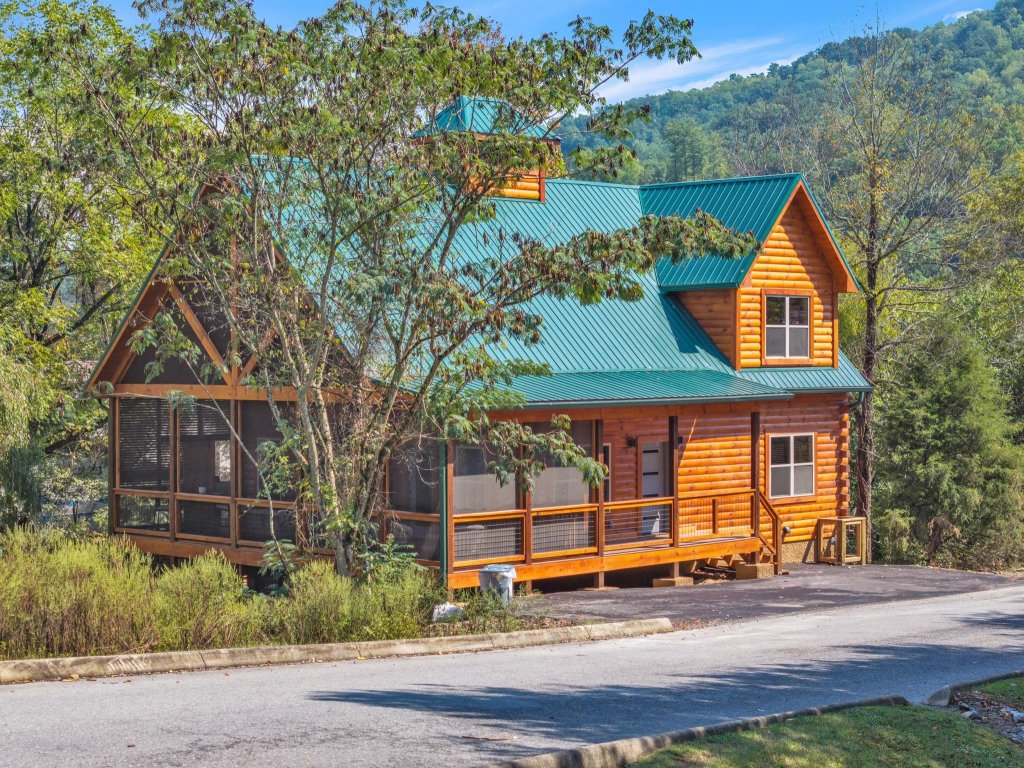 ERN803 - Beary Blue Oasis Vacation Rental in Pigeon Forge - RedAwning