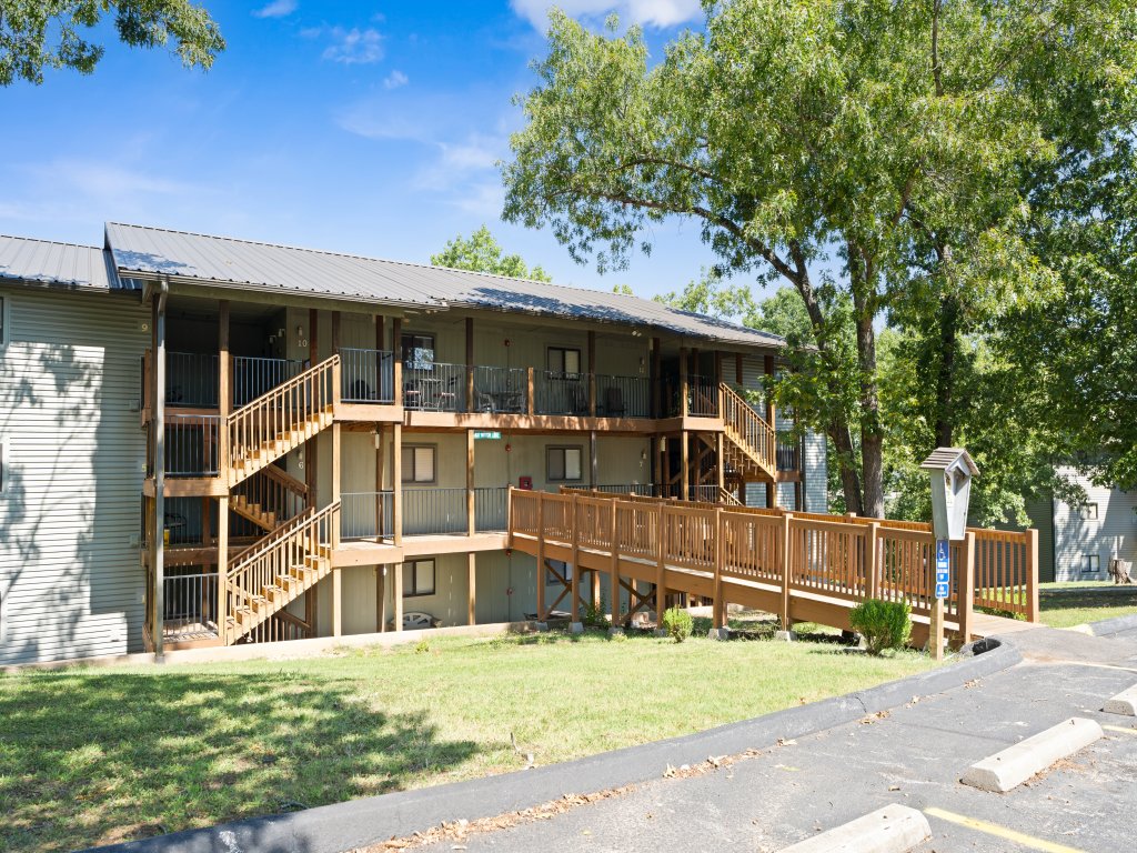 NE16-2 Sleepy Bear Camp Vacation Rental in Branson West - RedAwning