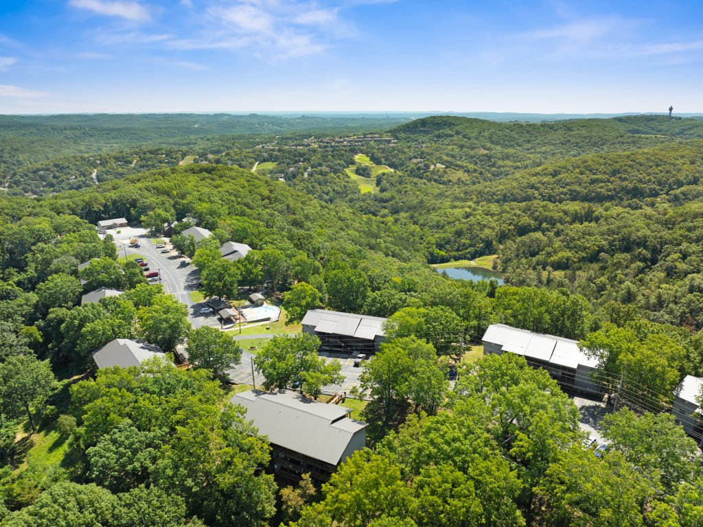NE16-2 Sleepy Bear Camp Vacation Rental in Branson West - RedAwning