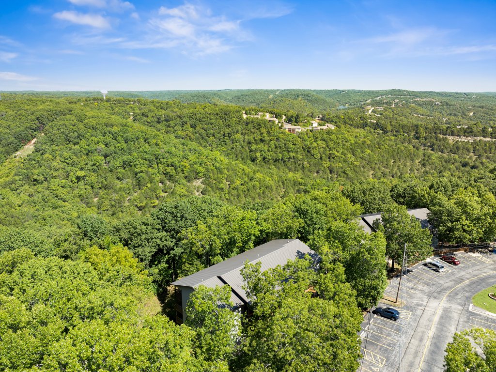 NE16-2 Sleepy Bear Camp Vacation Rental in Branson West - RedAwning