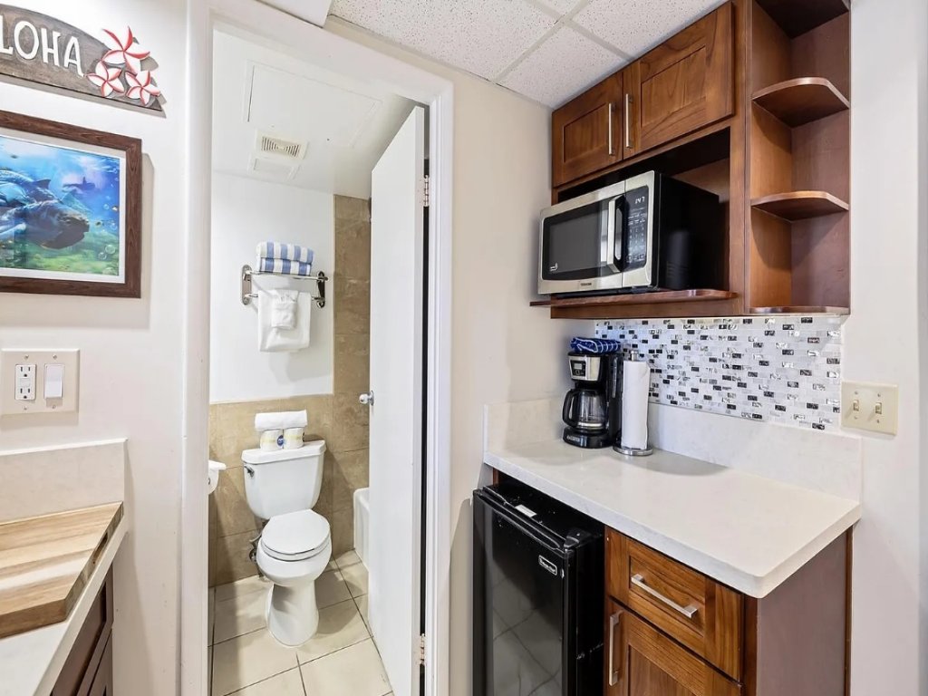 Aqua Palms Paradise Studio Vacation Rental in Honolulu - RedAwning