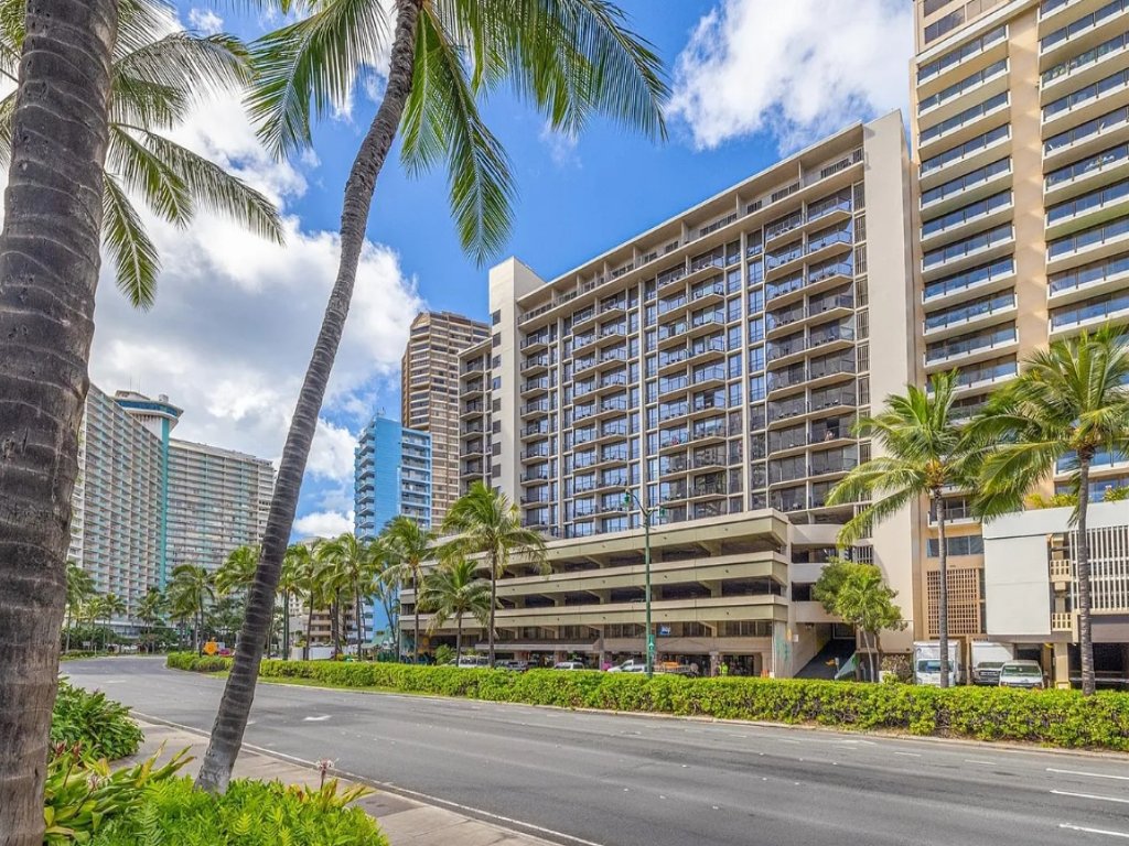 Aqua Palms Paradise Studio Vacation Rental in Honolulu - RedAwning