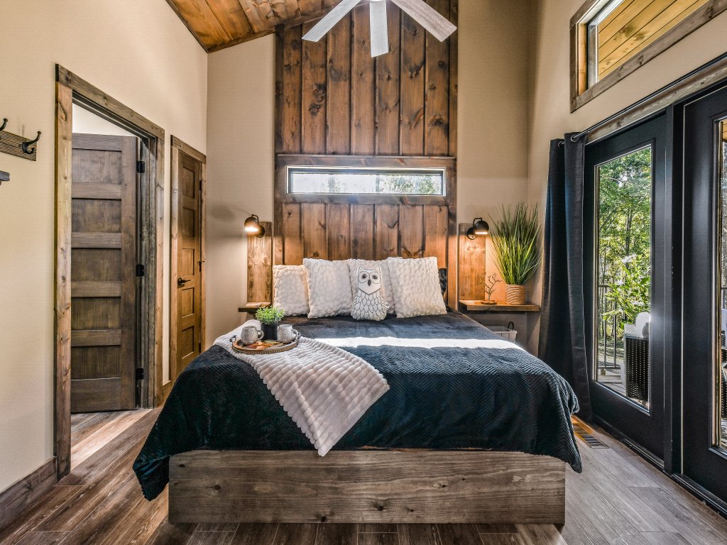 Wooded Hideaway Vacation Rental in Sevierville - RedAwning