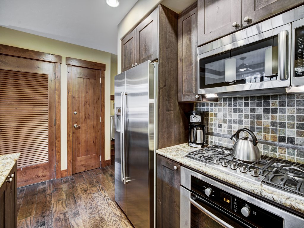 Luxury 1 Bedroom Condo with Slopeside View Vacation Rental in Breckenridge - RedAwning