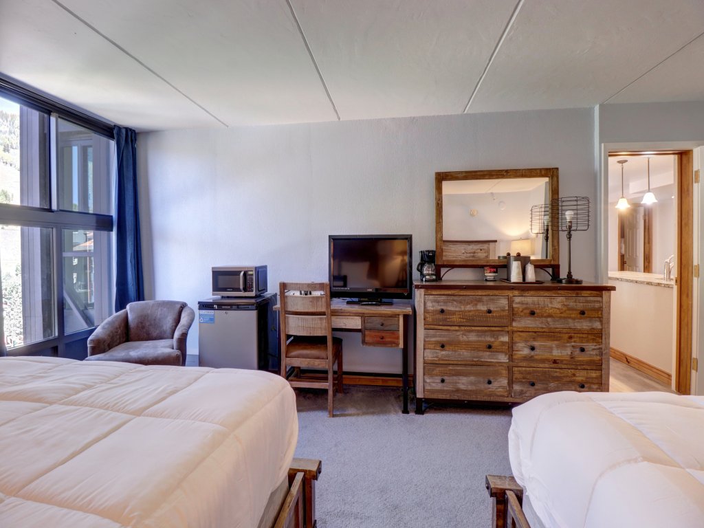 MP506H Mountain Plaza Hotel Room Hot Tub Vacation Rental in Copper Mountain - RedAwning