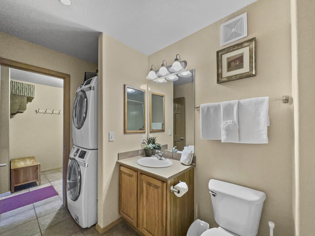 B6 Tarn Landing 1Br 3Ba Vacation Rental in Colorado - RedAwning
