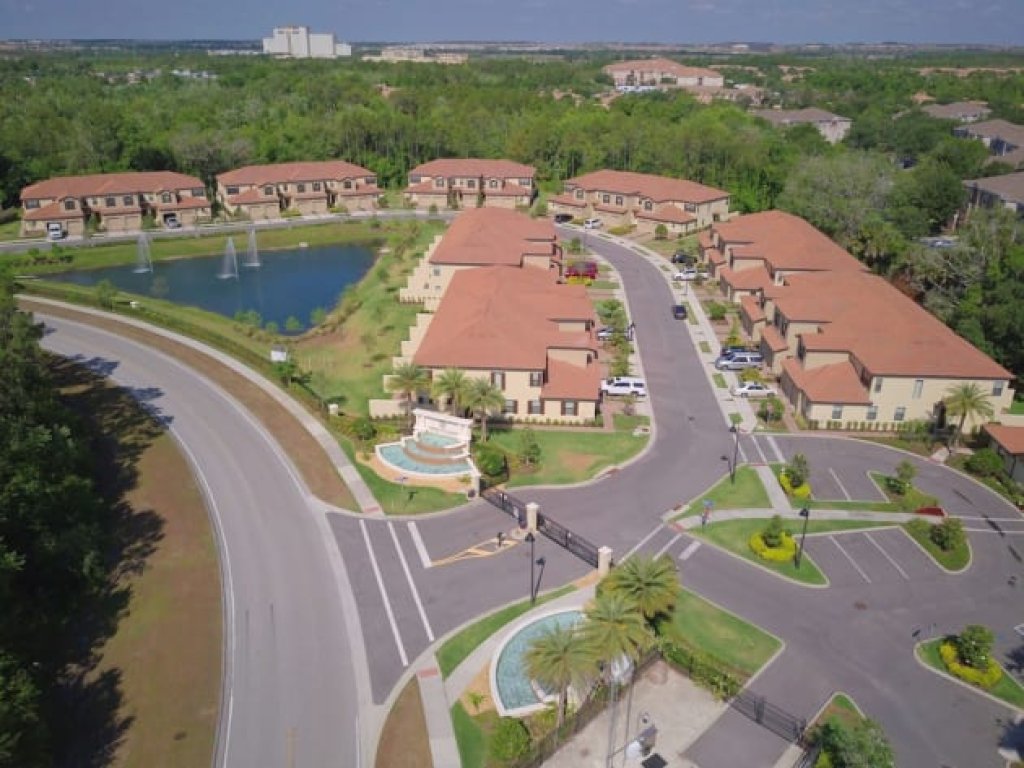 Tropical Escape 3 Bed Home In Beautiful Resort Vacation Rental in Davenport - RedAwning