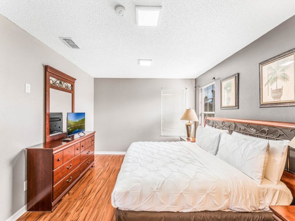 Emerald Island Large 8 Bed Home Golf Resort Vacation Rental in Kissimmee - RedAwning